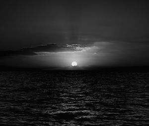 Preview wallpaper sea, sunset, horizon, sun, waves, black and white