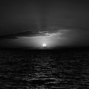 Preview wallpaper sea, sunset, horizon, sun, waves, black and white