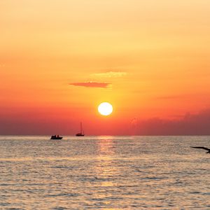 Preview wallpaper sea, sunset, horizon, boats