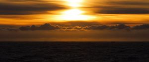 Preview wallpaper sea, sunset, sun, waves, clouds, dusk