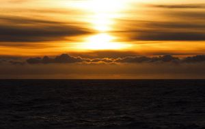 Preview wallpaper sea, sunset, sun, waves, clouds, dusk