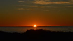 Preview wallpaper sea, sunset, sun, water, dusk, evening