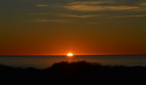 Preview wallpaper sea, sunset, sun, water, dusk, evening