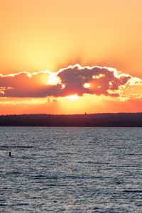 Preview wallpaper sea, sunset, sun, cloud, dusk