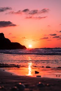 Preview wallpaper sea, sunset, waves, sun, red, dusk