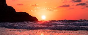 Preview wallpaper sea, sunset, waves, sun, red, dusk