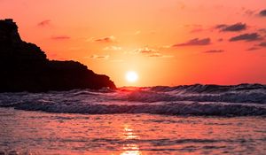 Preview wallpaper sea, sunset, waves, sun, red, dusk