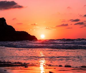 Preview wallpaper sea, sunset, waves, sun, red, dusk