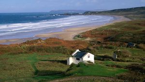 Preview wallpaper sea, surf, building, grass