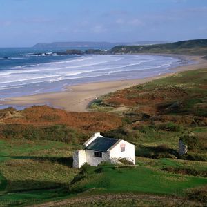 Preview wallpaper sea, surf, building, grass