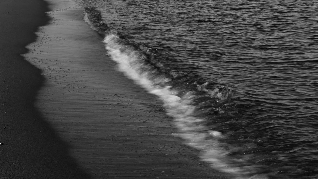Wallpaper sea, surf, bw, foam, coast, sand, dark