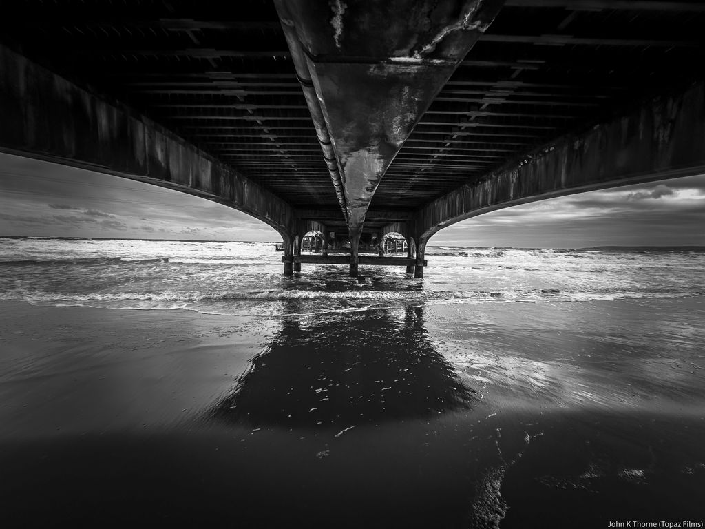 1024x768 Wallpaper sea, water, bridge, bw