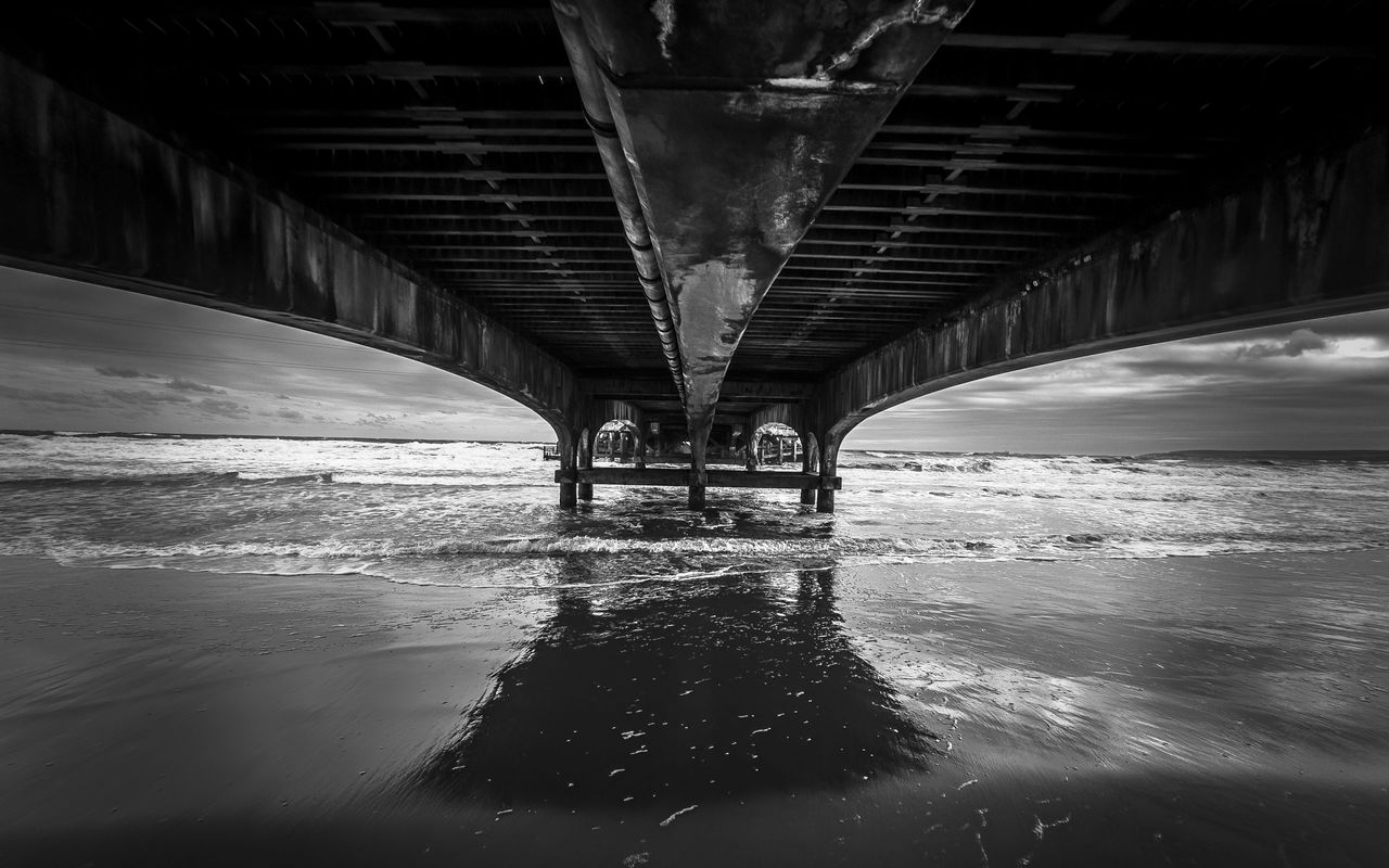 1280x800 Wallpaper sea, water, bridge, bw