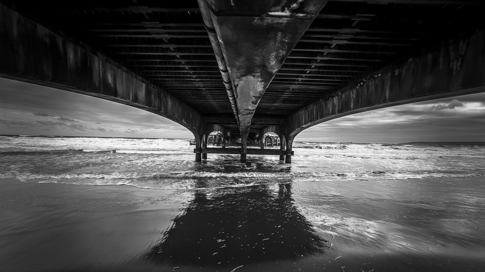 1600x900 Wallpaper sea, water, bridge, bw