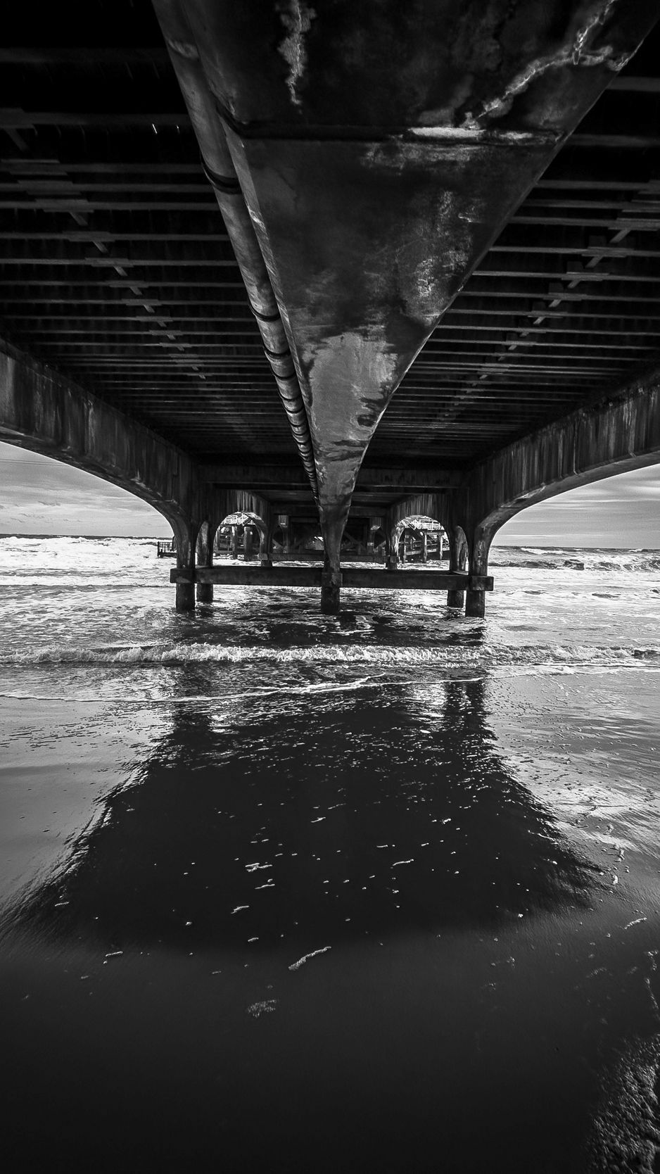 938x1668 Wallpaper sea, water, bridge, bw