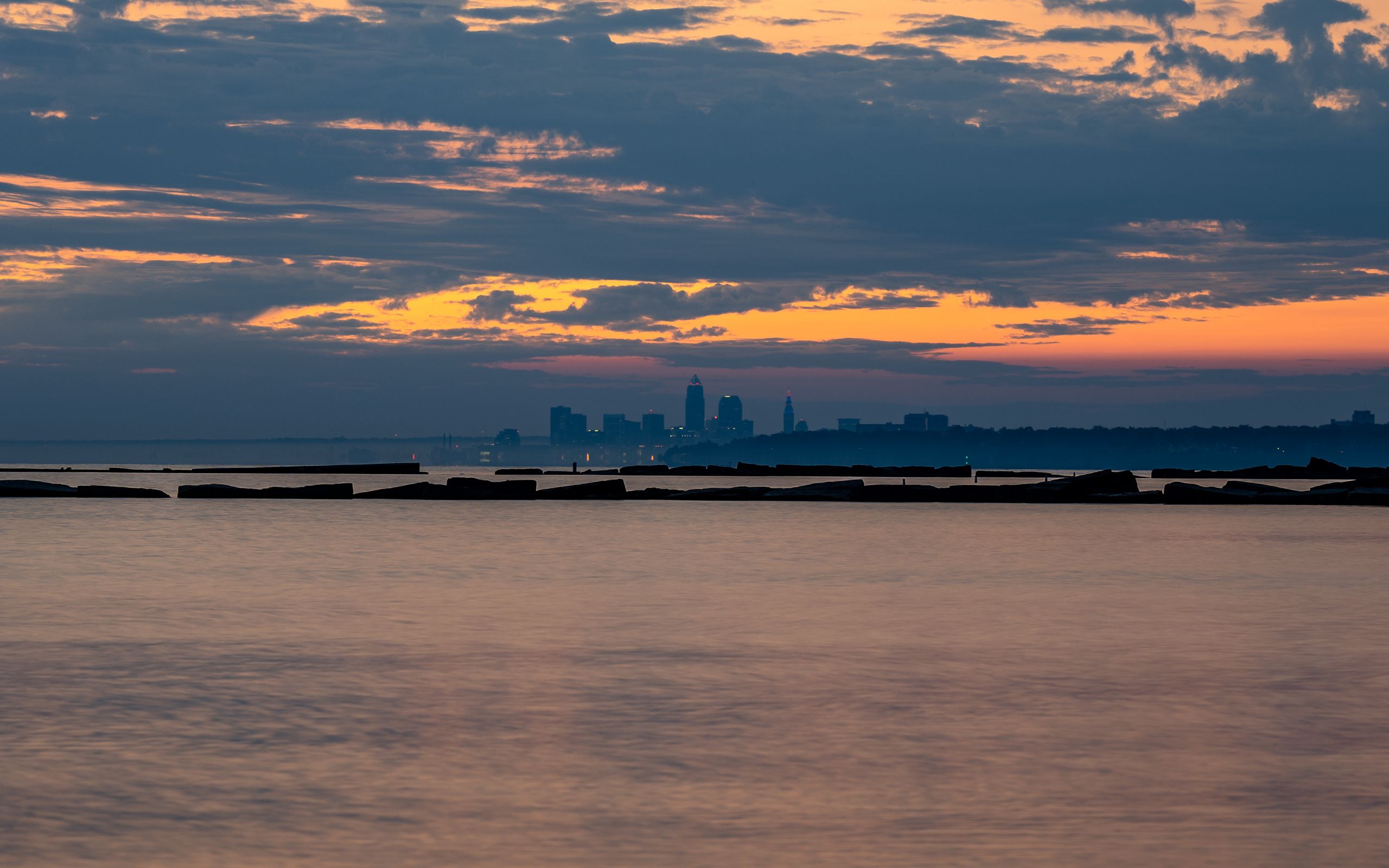 Download wallpaper 2560x1600 sea, water, clouds, horizon, twilight