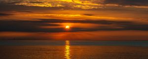 Preview wallpaper sea, water, horizon, sun, clouds, sunset