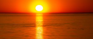Preview wallpaper sea, water, reflection, sun, sunset