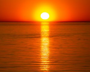 Preview wallpaper sea, water, reflection, sun, sunset