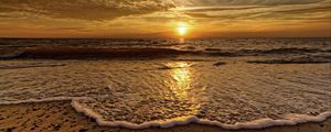 Preview wallpaper sea, wave, beach, horizon, sunset, clouds, foam