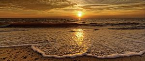 Preview wallpaper sea, wave, beach, horizon, sunset, clouds, foam