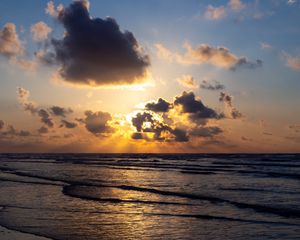 Preview wallpaper sea, waves, clouds, rays, sunset