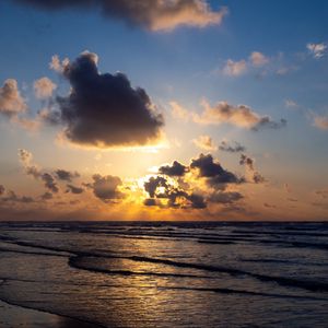 Preview wallpaper sea, waves, clouds, rays, sunset