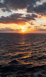 Preview wallpaper sea, waves, clouds, sky, horizon, sunset