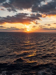 Preview wallpaper sea, waves, clouds, sky, horizon, sunset