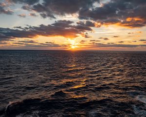 Preview wallpaper sea, waves, clouds, sky, horizon, sunset