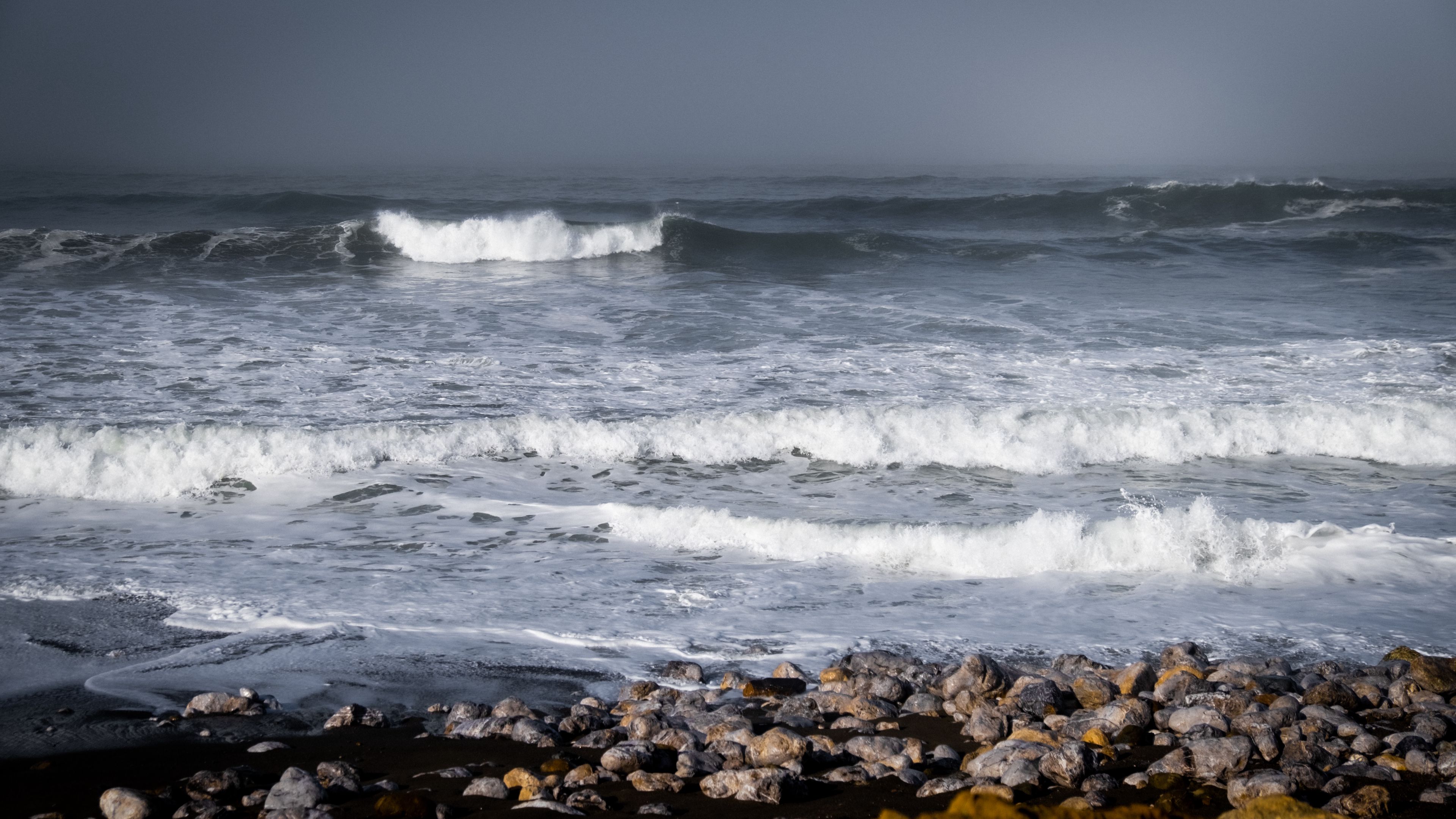 Видеть волны с берега. Море, волны. Квадратные волны в море. Красивая природа море. Белое море волны.