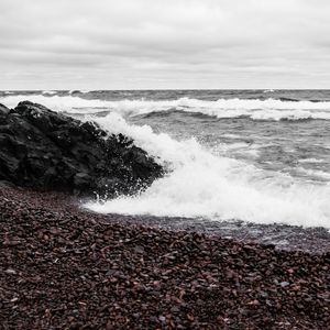 Preview wallpaper sea, waves, foam, pebbles, stone, landscape