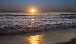 Preview wallpaper sea, waves, foam, coast, sunset, horizon