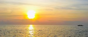 Preview wallpaper sea, waves, horizon, sun, ship, nature