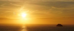 Preview wallpaper sea, waves, horizon, stone, sun, dark