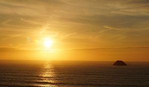 Preview wallpaper sea, waves, horizon, stone, sun, dark