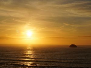 Preview wallpaper sea, waves, horizon, stone, sun, dark