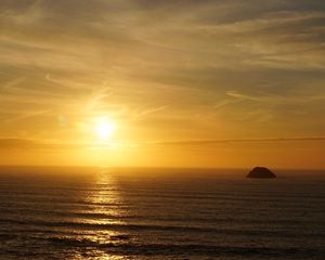 Preview wallpaper sea, waves, horizon, stone, sun, dark