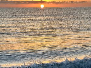 Preview wallpaper sea, waves, ocean, sun, horizon
