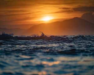 Preview wallpaper sea, waves, splash, hill, sun