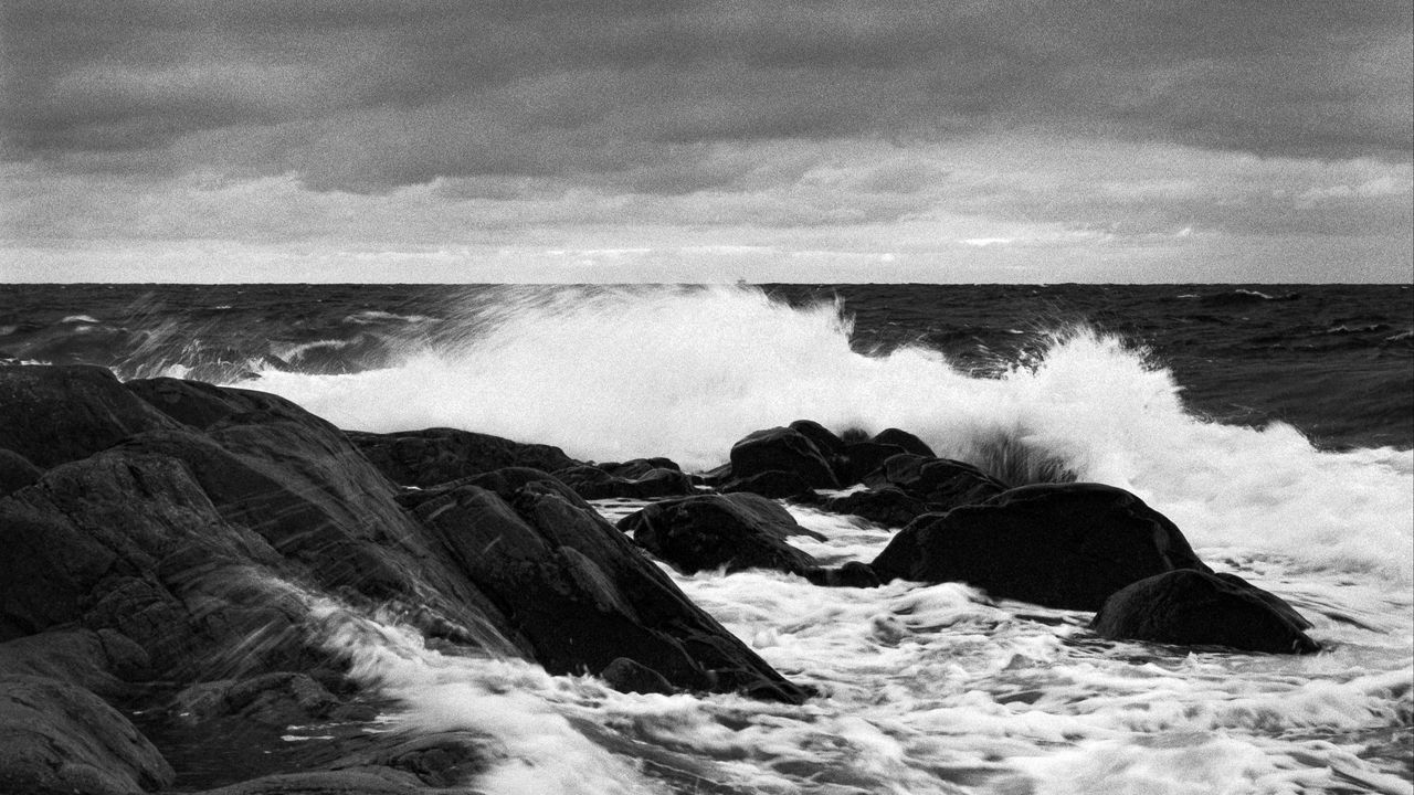Wallpaper sea, waves, splashes, stones, black and white