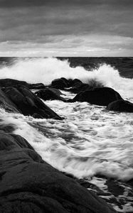 Preview wallpaper sea, waves, splashes, stones, black and white