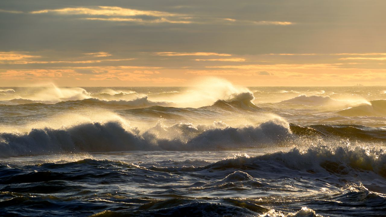 Wallpaper sea, waves, spray, dusk