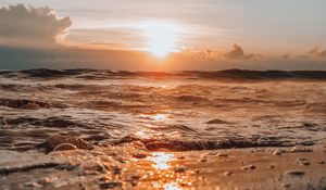 Preview wallpaper sea, waves, sunset, sun, summer