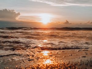 Preview wallpaper sea, waves, sunset, sun, summer