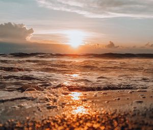 Preview wallpaper sea, waves, sunset, sun, summer