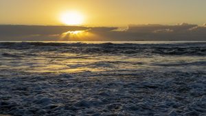 Preview wallpaper sea, waves, water, sun, rays, landscape