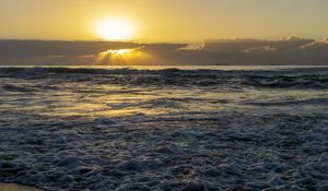Preview wallpaper sea, waves, water, sun, rays, landscape