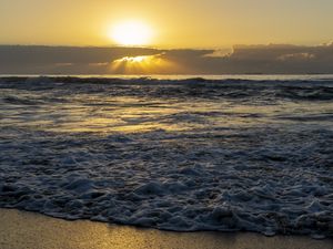 Preview wallpaper sea, waves, water, sun, rays, landscape