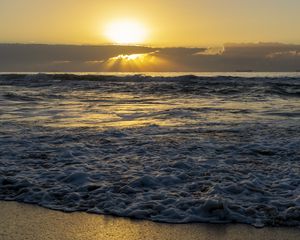 Preview wallpaper sea, waves, water, sun, rays, landscape